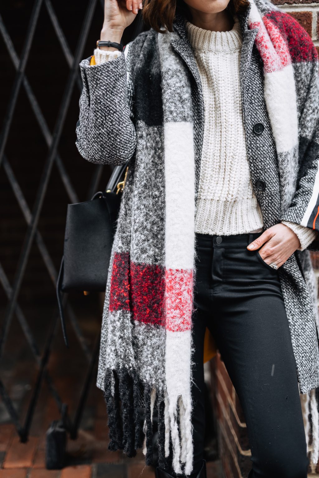 5 oversized scarves to warm up your winter outfits - District of Chic