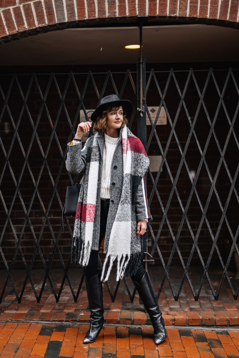 5 oversized scarves to warm up your winter outfits - District of Chic